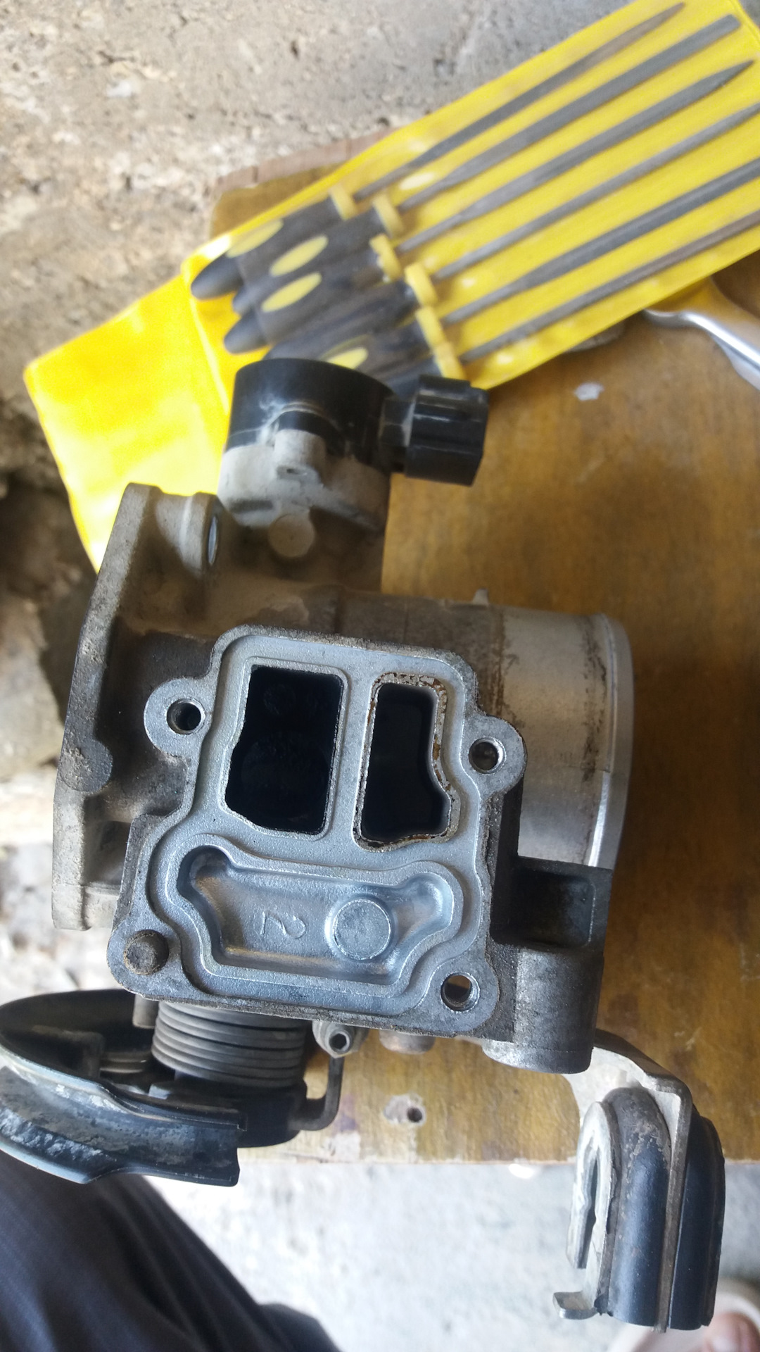 Чистим дроссельную заслонку и регулятор холостого хода RAV4 1AZ-FE ...