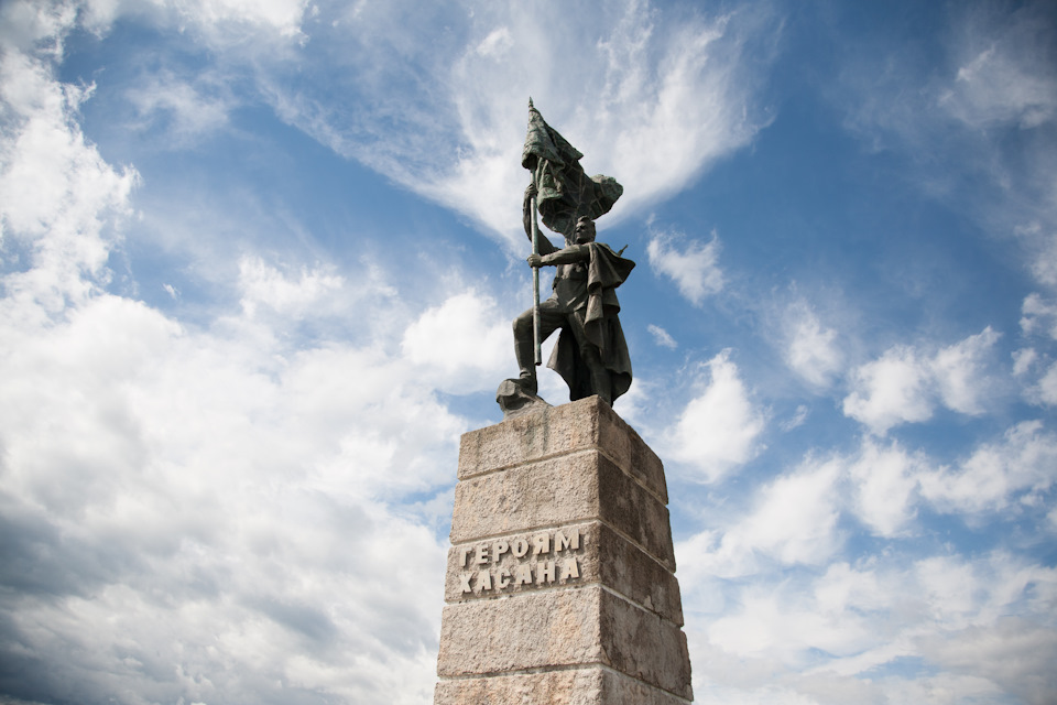 Были на памятнике героям Хасанских событий, очень крутой монумент, правда, только неухоженный, у его подножья живут личинки( — Toyota Crown (S130)