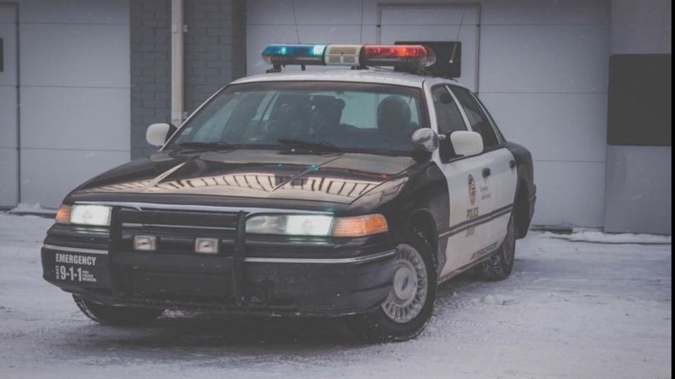 Вместо форда. Ford Crown Victoria 1995 Police. Форд Краун Виктория полиция 90. Форд Краун Виктория погоня 1995. Форд Кроун Виктория Полицейская машина 1995.