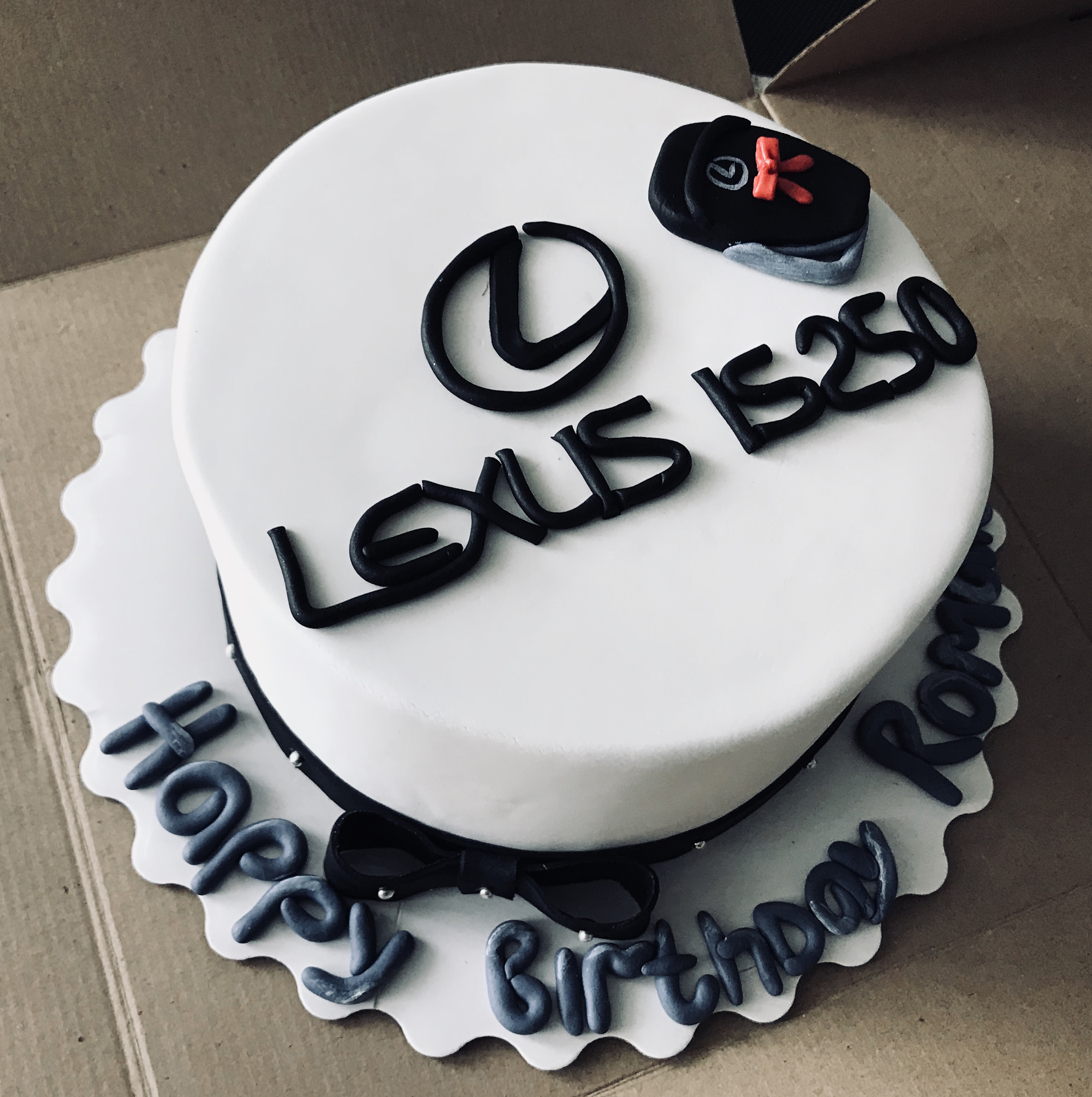 Торт на 25 мужчине. Торт Лексус на день рождения. Торт на 25 лет. Торт мужчине Лексус. Торт с логотипом Лексус.