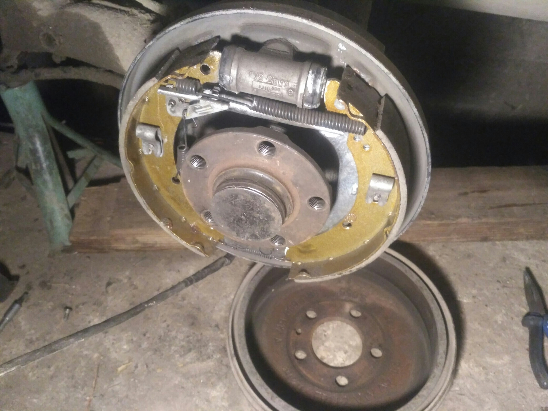 задние тормоза фольксваген поло барабанные. снять тормозной барабан поло. барабанные тормоза поло седан. снять тормозной барабан поло. колодки тормозные задние поло седан 2013.