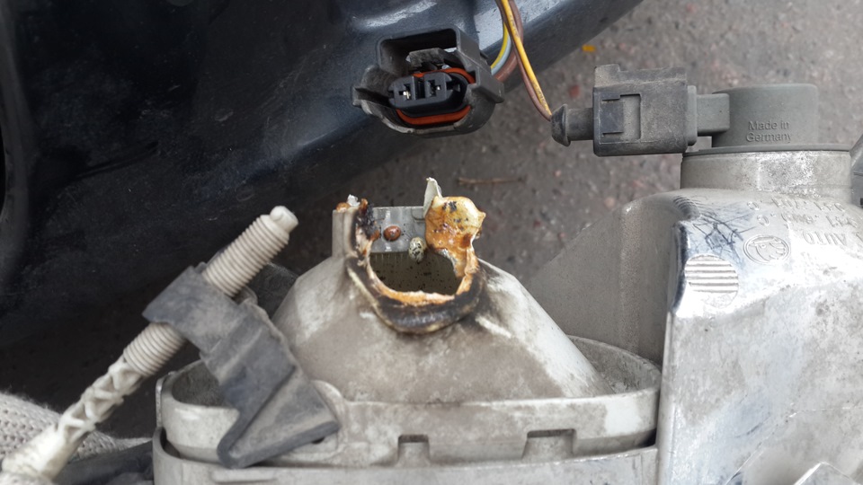 Не ставьте дешевые лампы. Расплавилась фара. — Skoda Octavia A5 Mk2, 1 ...