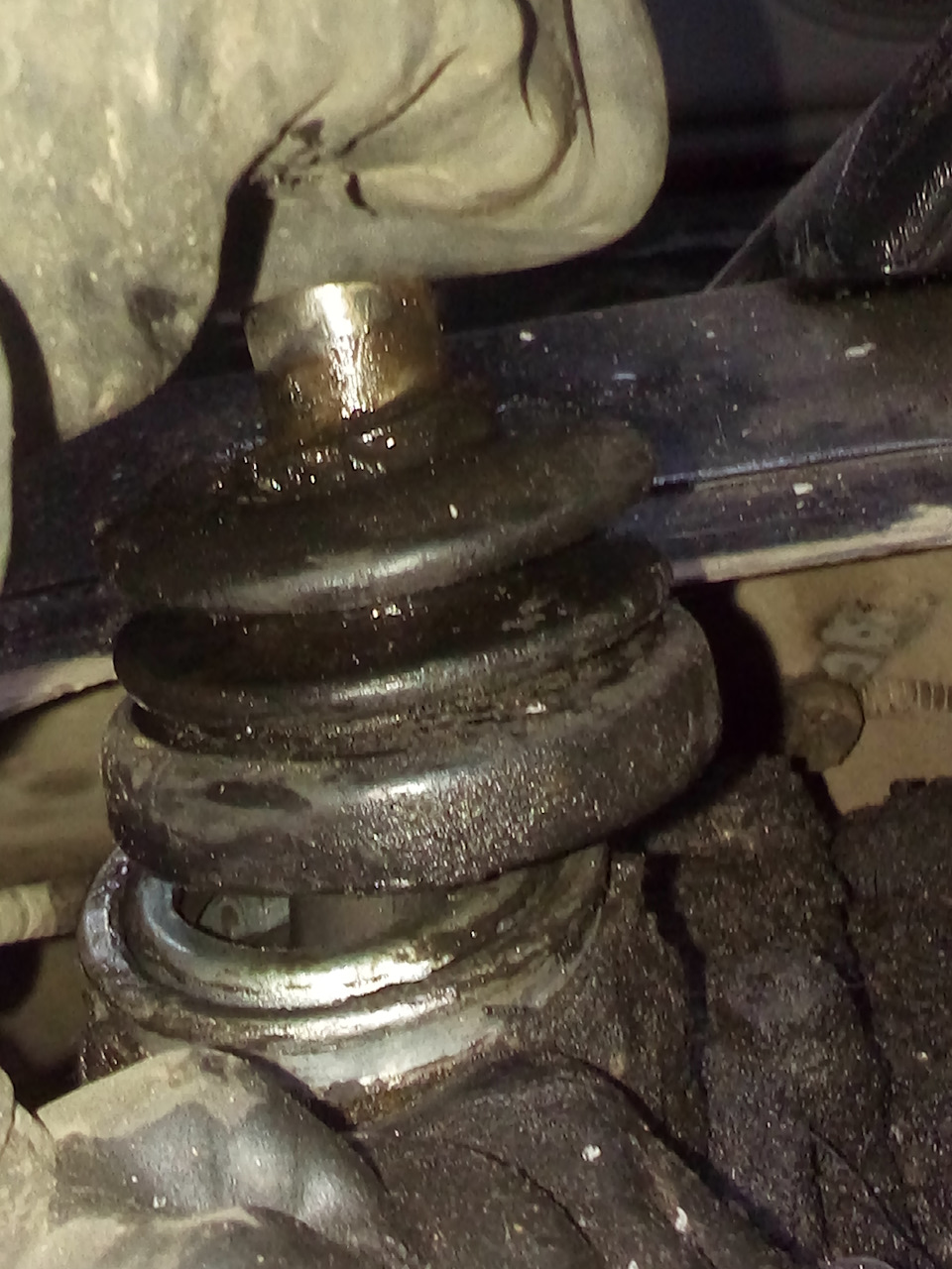 Течь из под пыльника кулисы — Mitsubishi L200 (4G), 2,5 л, 2008 года ...