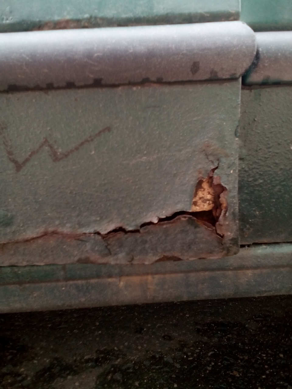 Гнилой низ двери рено логан. Машины сгнили в питере. Обводный канал заброшенные здания. Питер разруха. Заброшенные дома в питере.