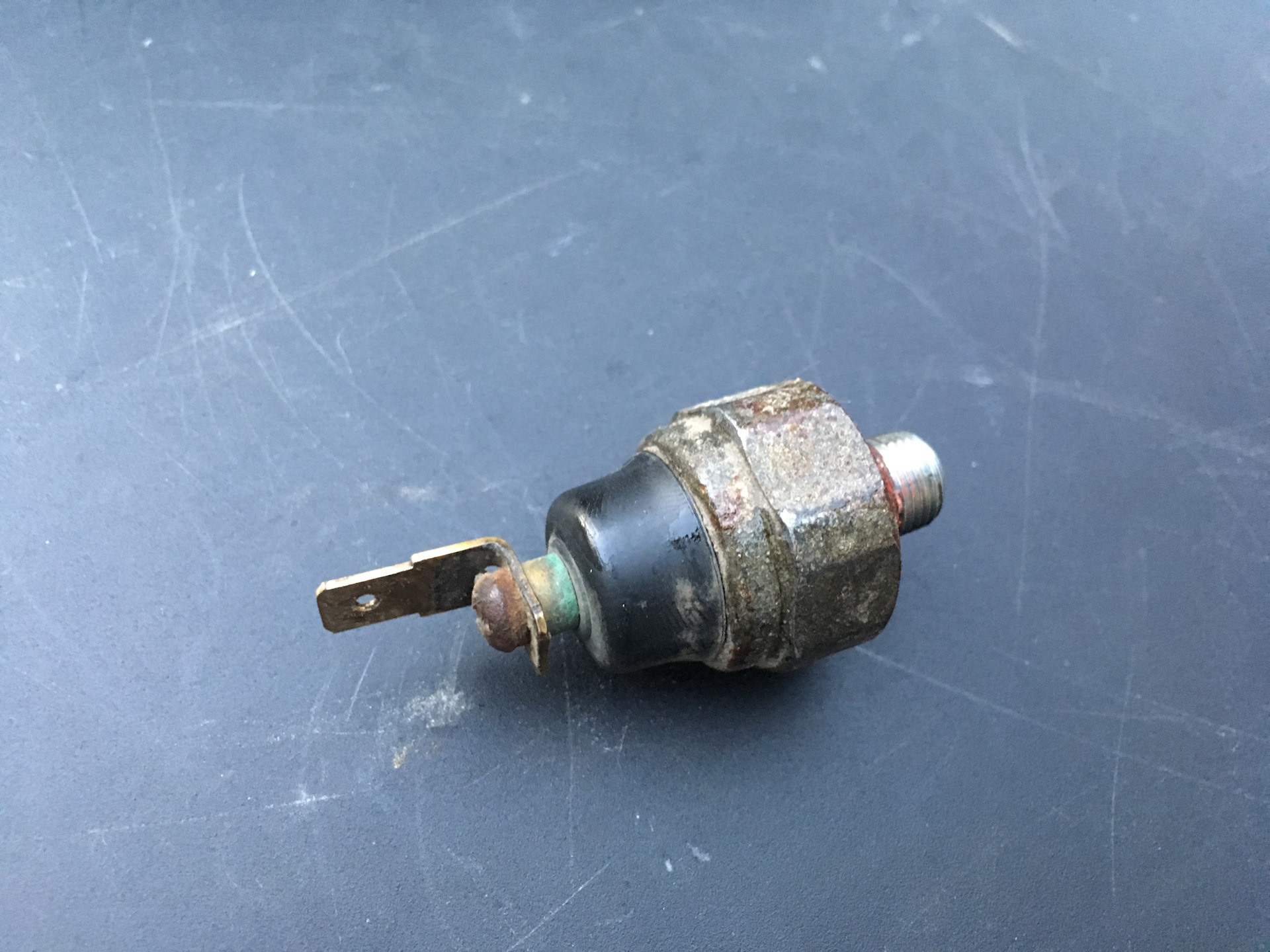 Датчик давления масла сценик 2 1. 6. Ford f-350 2006 датчик давления в шинах артикул. Датчик давления масла 0. Как выглядит датчик давления.