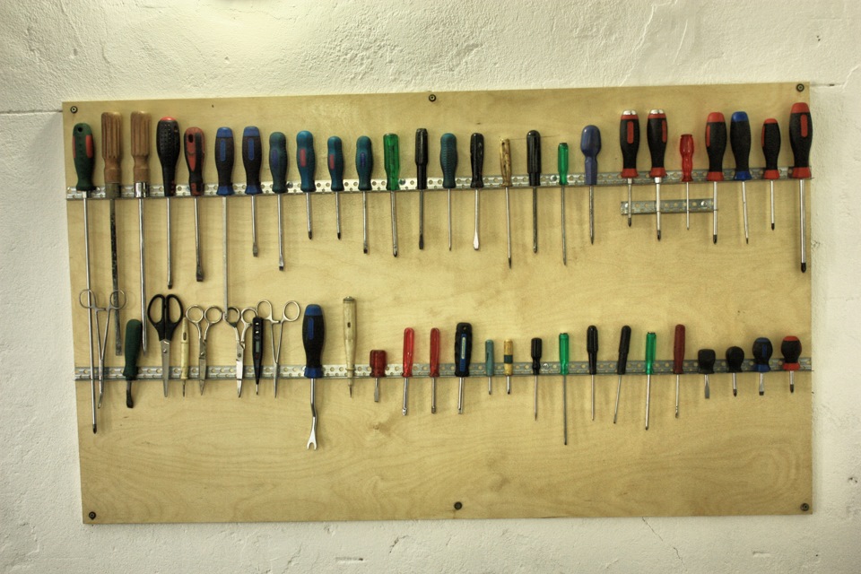 Размещение инструмента в гараже своими руками (48 фото)