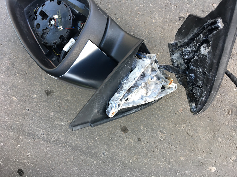 Силуминовый кронштейн зеркала весь в киселе из окислов — Volkswagen Passat Alltrack (B7)