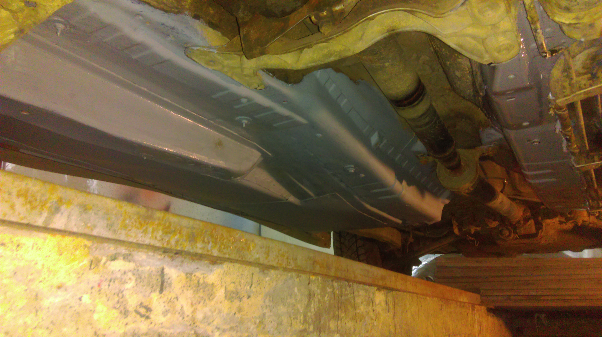 Лонжерон бмв е38. Днище королла 100. Сорвало днище. Сорвало дно. Сорвало дно.