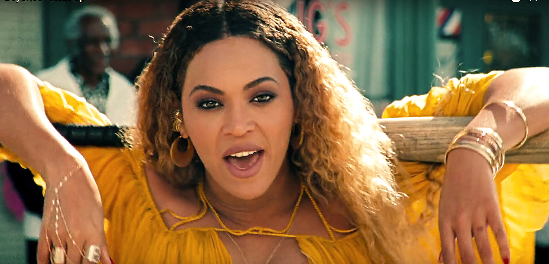Beyonce "lemonade". бейонсе 2016 hold up. Beyonce hold. бейонсе холд ап. бейонсе с битой в желтом платье.