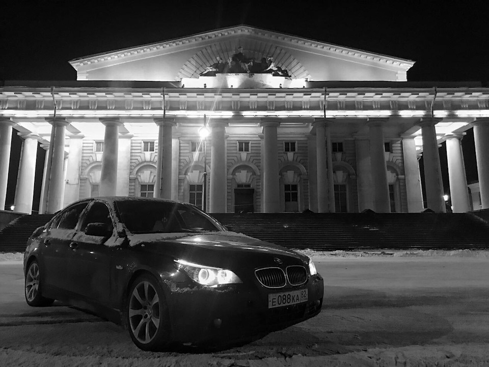 Time4bmw в СПБ. Красивое фото БМВ В Питере. Питер БМВ С ромашками. Мерседес мл на фоне Питера фото.