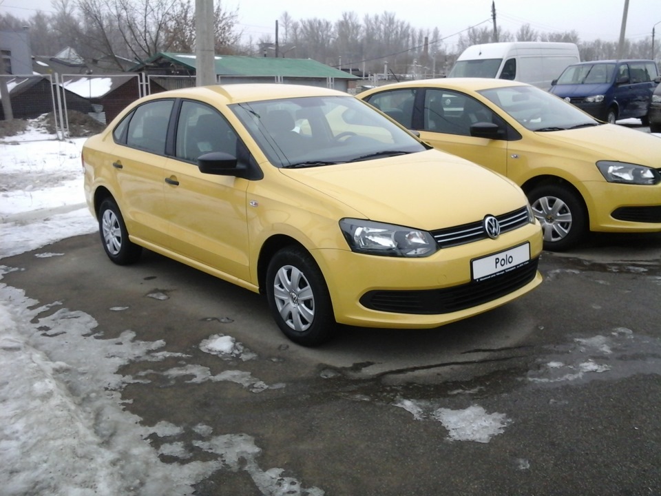 volkswagen polo 2016 желтая