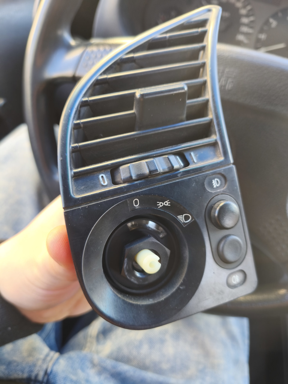 сама круглая клавиша переключателя снимается рукой, нужно просто потянуть на себя. Под ней пластиковая гайка, которая держит сам блок переключателя света — BMW 3 series (E36)