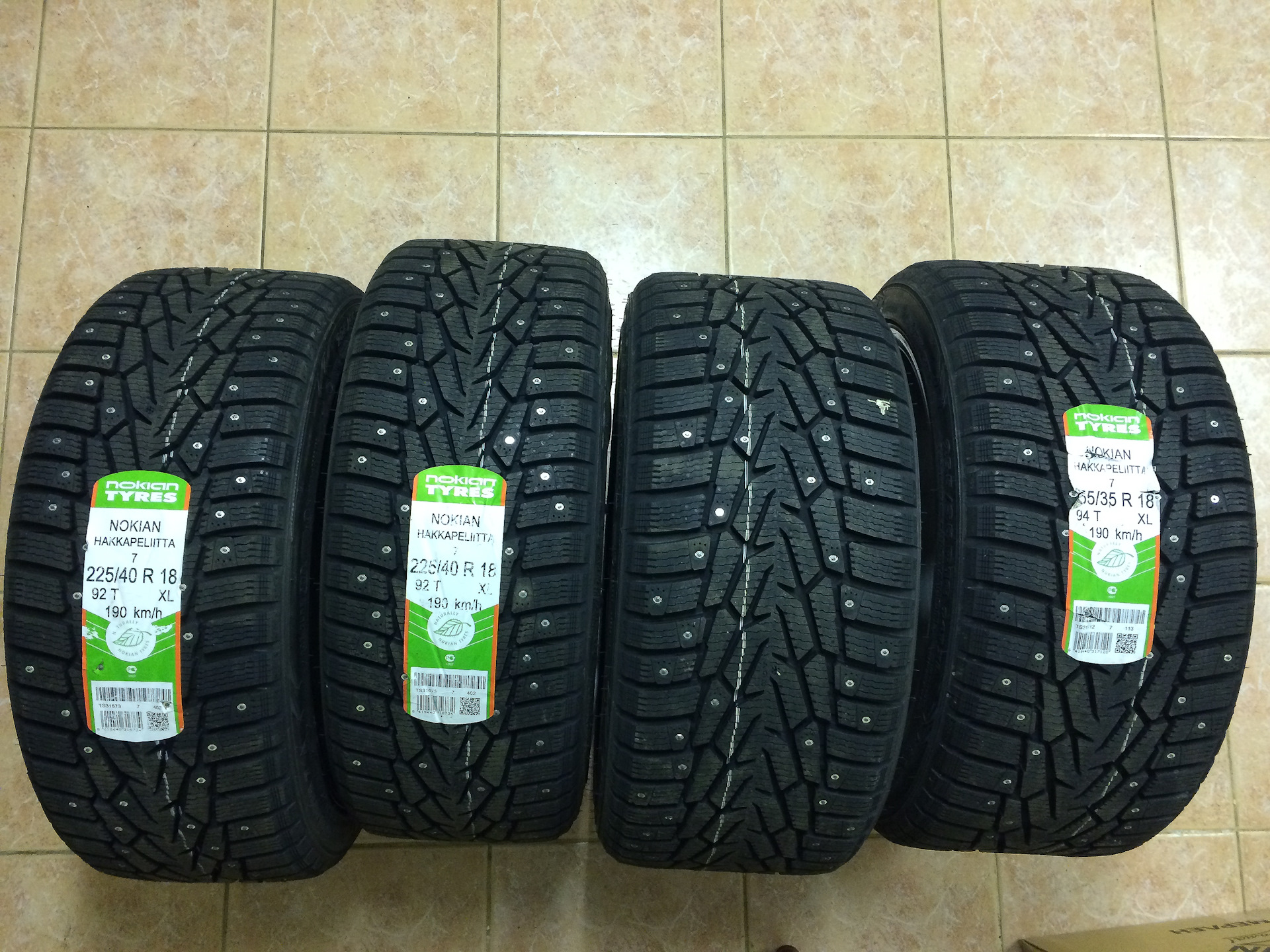 Зимняя резина r18. 255/35 R18 Hakkapeliitta 9. Зимняя резина Nokian Hakkapeliitta 9 245/40 r18. Колесо Hakkapeliitta 7 225 40 r18. Hakkapeliitta 8 и Hakkapeliitta 9.