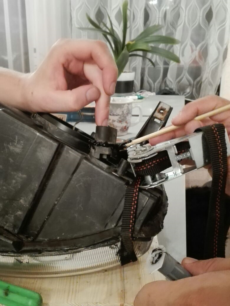 Фару всю промазали и скрепили изолентой пока герметик не высохнет. — Lada Калина Хэтчбек (1G)