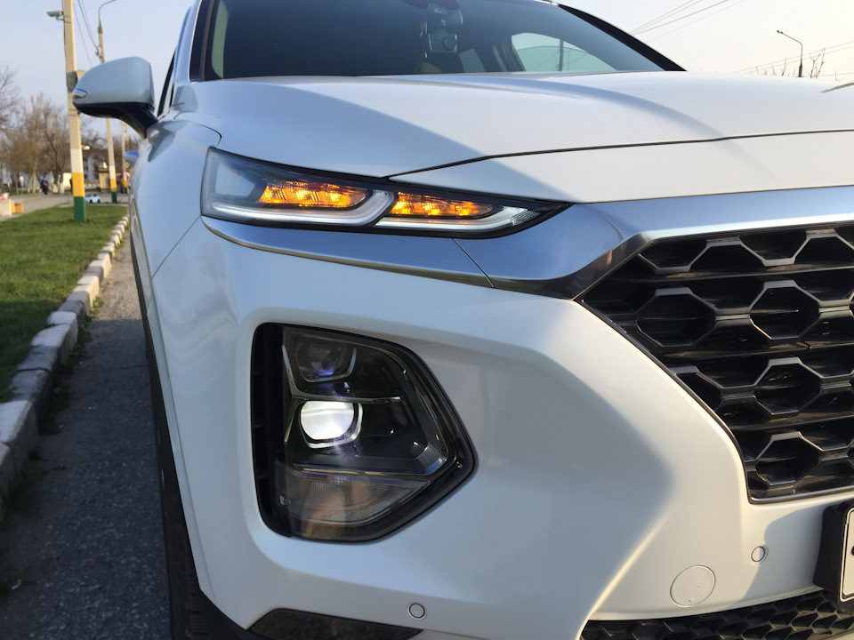 Тюнинг головной оптики ДХО с бегущими указателями поворотника Hyundai Santa Fe TM 2018+