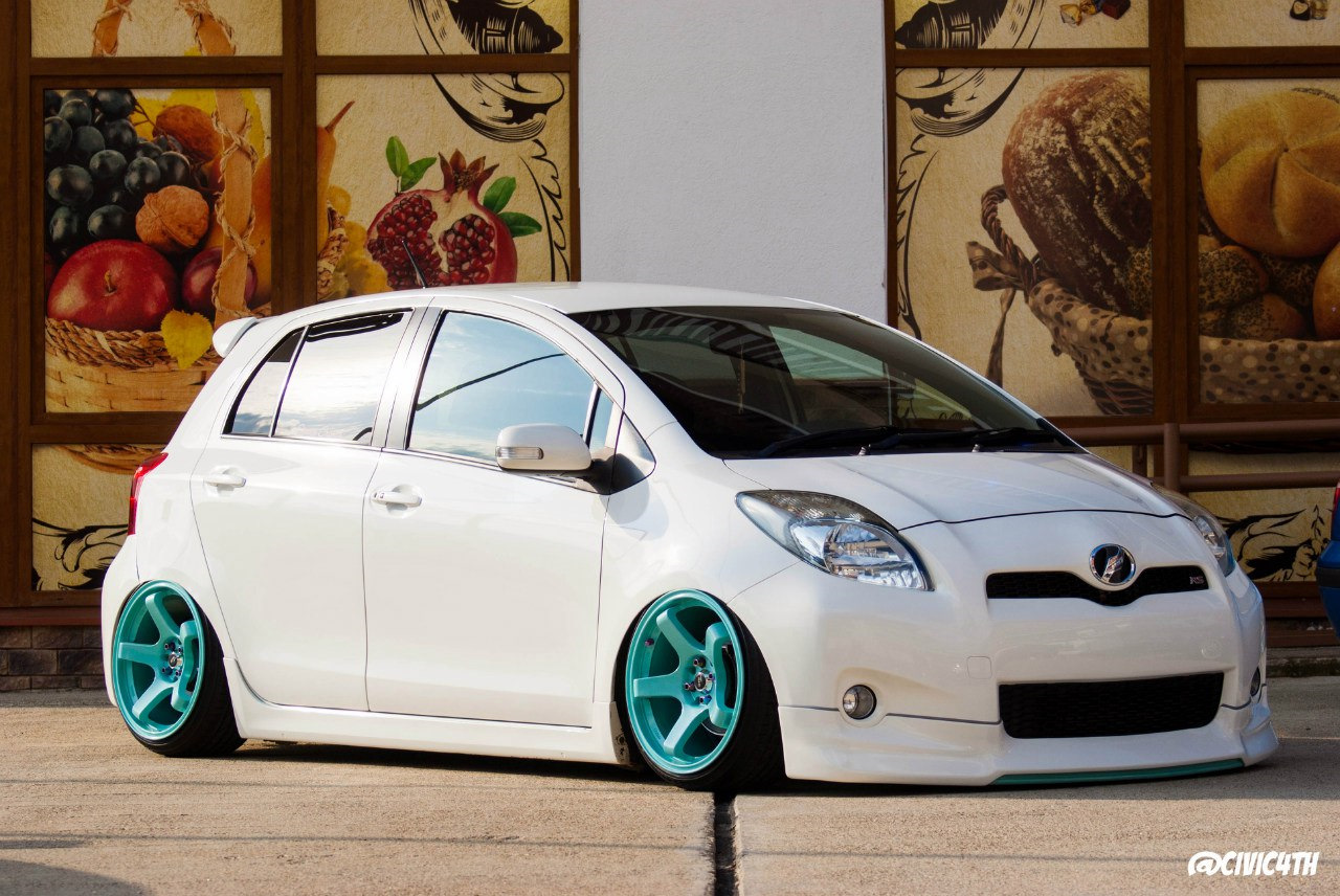 Toyota Vitz 2001 White stance