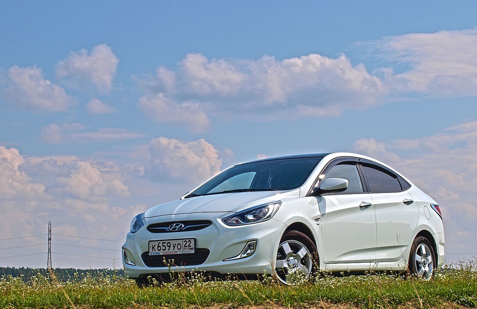 Белый хендай песня слушать. Hyundai Solaris 1. Солярис 1.6. Hyundai Solaris 2012 Project. Белый Хендай Солярис.