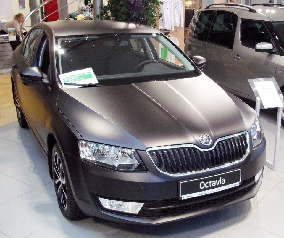 Шкода черного цвета. Skoda Octavia 2021 серый металлик.