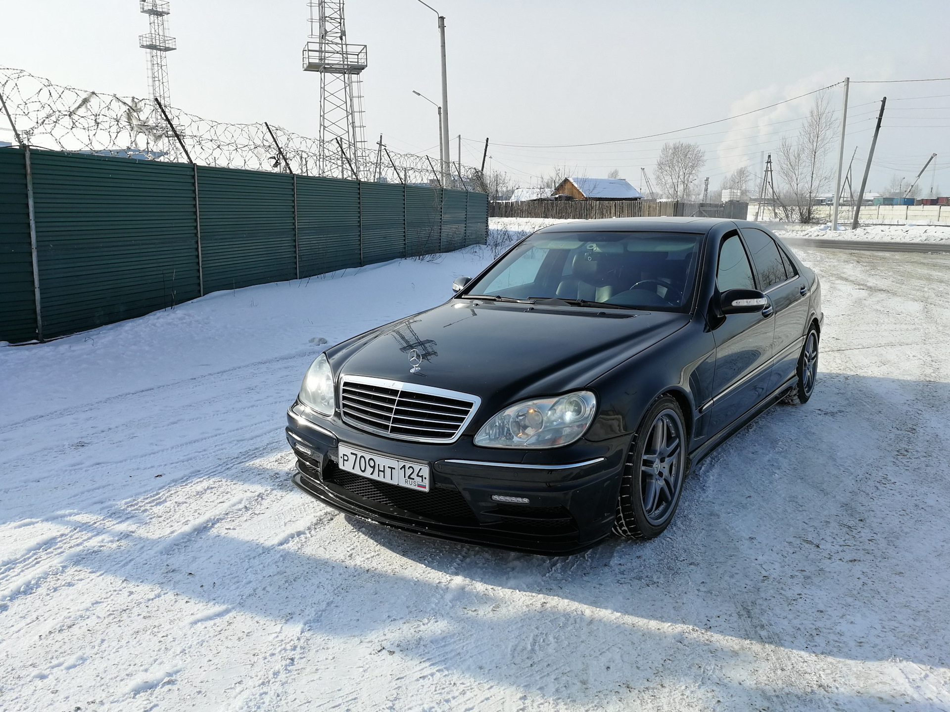 Отзывы 220. Мерс 220 старый. S class w220 черный снег. S class w220 черный снег АПБ.