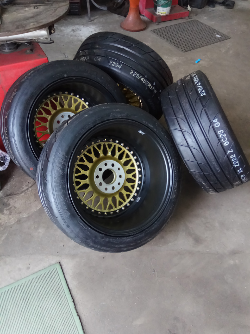 А теперь молнией на шиномонтаж! Кстати, провел взвешивание колес. И тех, что стояли, и новых. Об этом в следующий раз. — BMW Z3