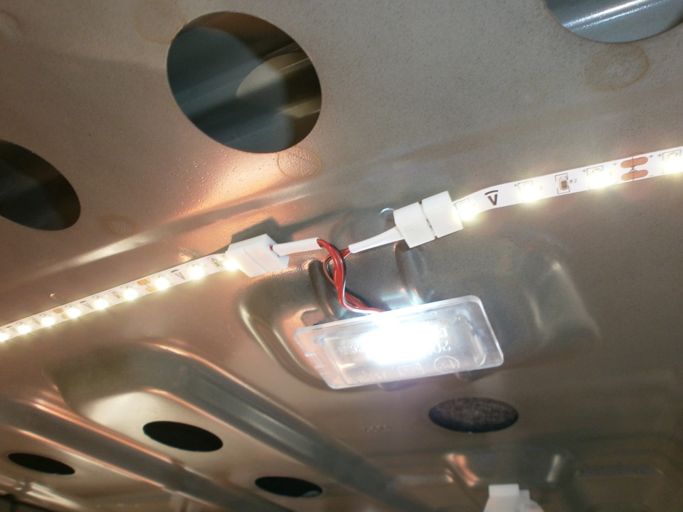 Как крепится подсветка. ВАЗ 2106 лампа освещения багажника штатная. Лед лампа в плафон салона ВАЗ 2110. Светодиодная лента в салоне ВАЗ 2112. Подсветка салона Старекс 21.