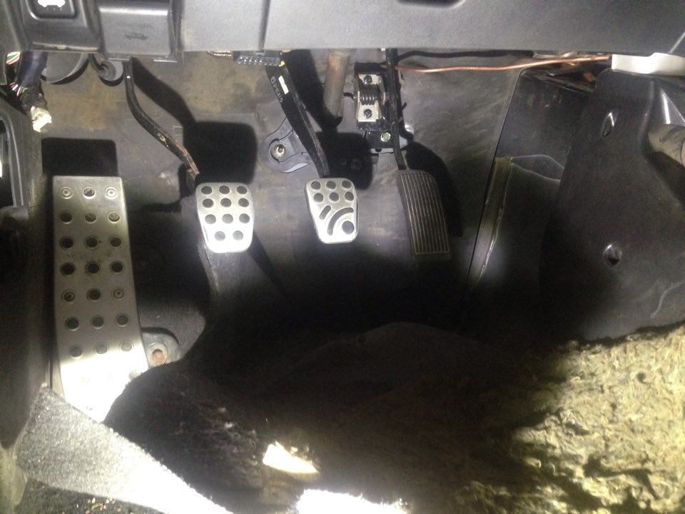 Мазда 3 2013 крепление педали газа. Накладка педали мазда 6 gh 2011 года. Накладки педалей для мтз с малой кабиной. Распиновка педали газа 3uz fe. Мазда не реагирует на педаль газа.