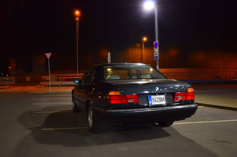 Bmw E32 At Night Bmw 7 Series 3 0 L 1994 Goda Na Drive2