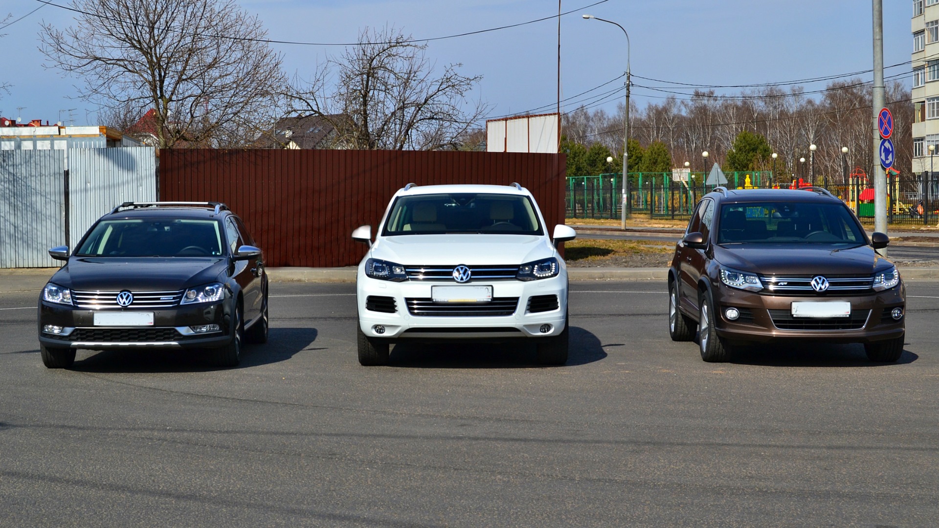 Туарег сравнение. Фольксваген Туарег и Тигуан. Volkswagen Tiguan и Touareg. Volkswagen Touareg Тигуан. Tiguan vs Touareg.