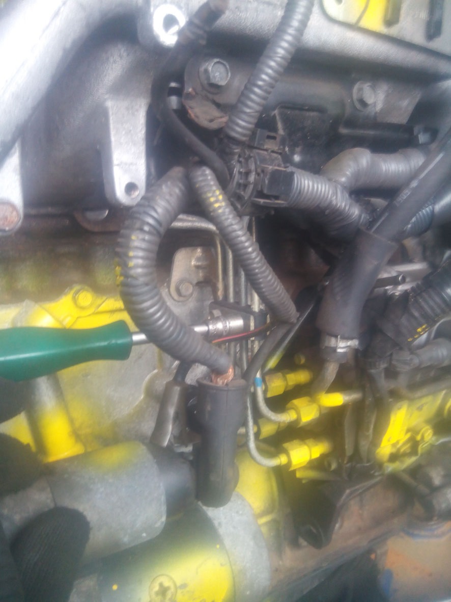 Engine QD32T removing electronic injection pump