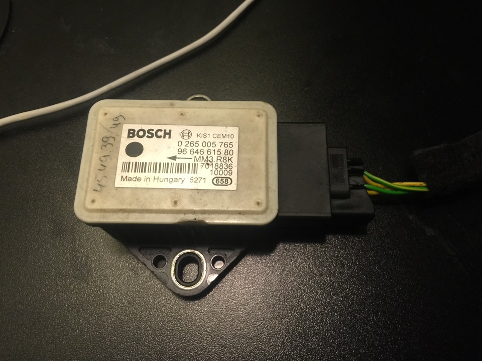 Блок — Peugeot 308 (1G). Запчасти на фото: CEM10, 0265005765, 9664661580