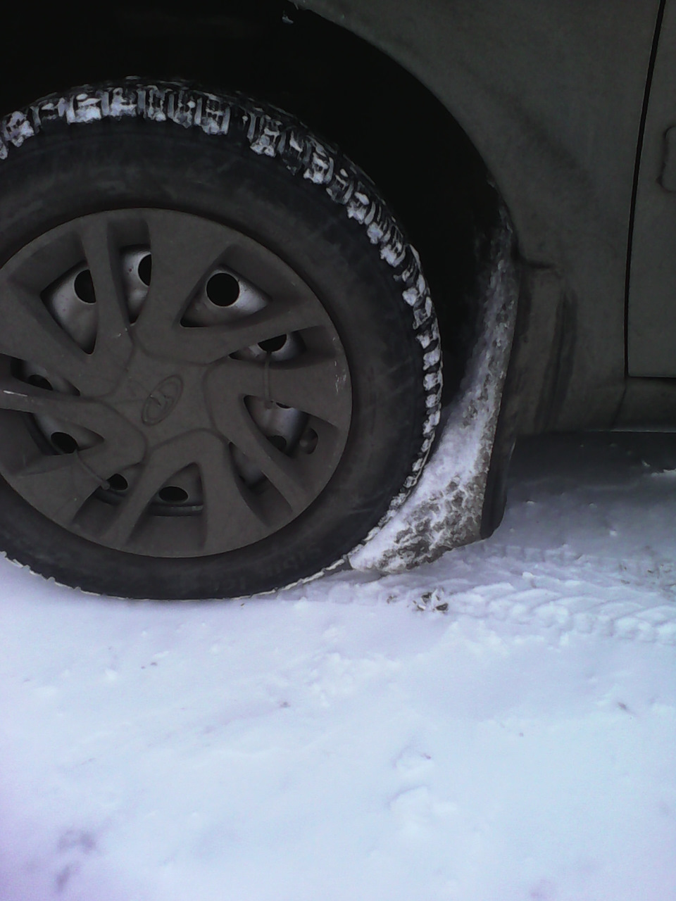 на трех колесах был такой вот ошметок льда кроме переднего правого. палкой не с первого раза отбил. — Lada Гранта Лифтбек (1G)