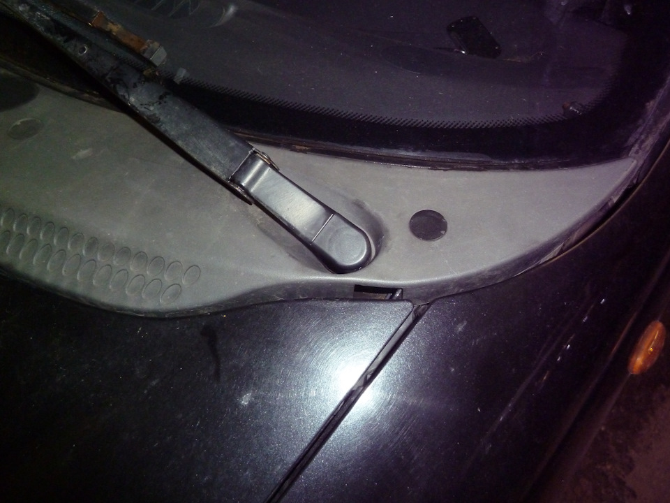 5 Заглушка для переднего поводка стеклоочистителя General Motors 96219384 и Заглушка фиксатора водосточной панели General Motors 96320156 — Daewoo Matiz (M100/M150). Запчасти на фото: 96219384, 96320156