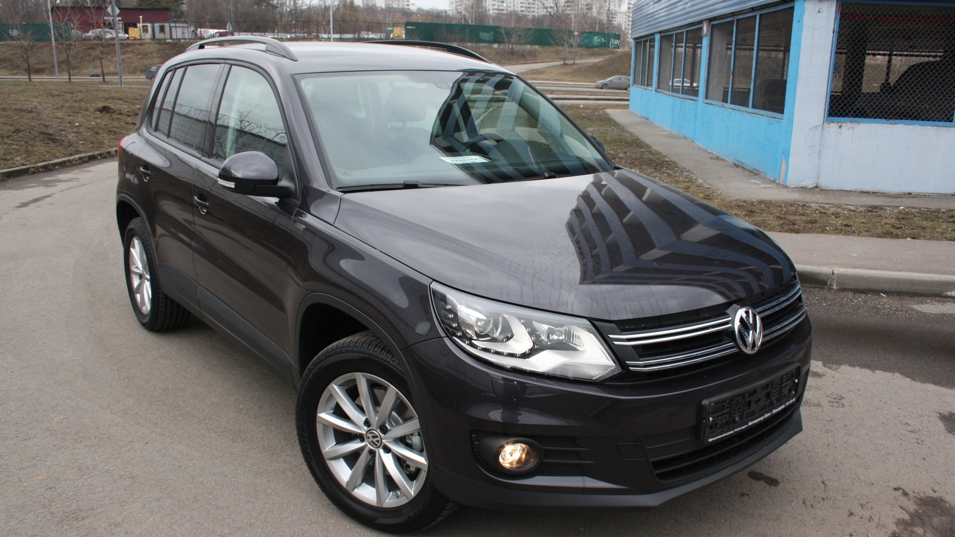 Фольксваген тигуан 2.0 бензин. Volkswagen Tiguan 2015 темно-серый. Фольксваген Тигуан 2008 серый. Фольксваген Тигуан темно серый. Фольксваген Тигуан 2014 серый темный.