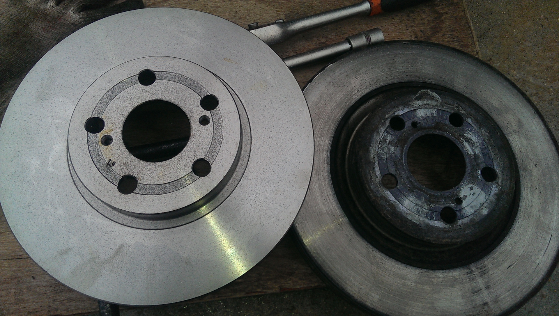 Pontiac vibe тормозные диски. Тормозные диски понтиак вайб 2005 года. Передние тормозные колодки pontiac vibe. Тормозные диски понтиак вайб 2003. Тормозной диск понтиак вайб.