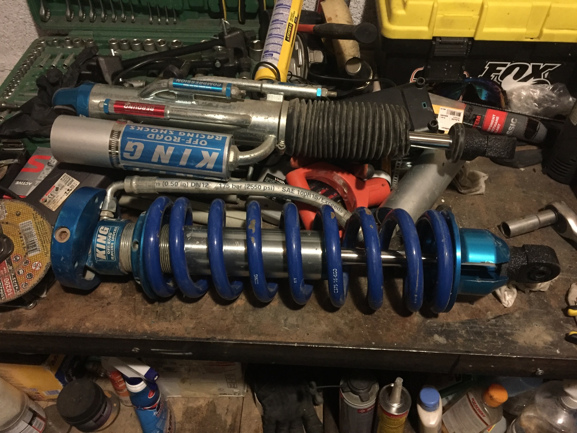 Стопорное кольцо амортизатора cf moto. Стопорное кольцо амортизатора cf moto. Задний амортизатор в масле. Амортизаторы кинг почему так дорого. Амортизаторы kyb w163.