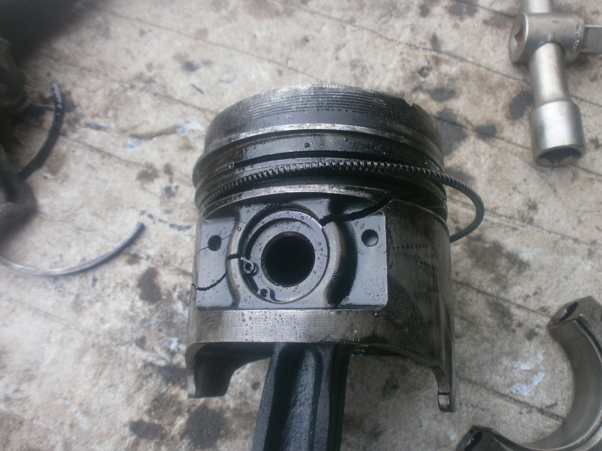 заклинило поршень двигателя. поршень тормозного суппорта ваз 2107. заклинило поршень. заклинило поршень. тормозной поршень заднего суппорта.