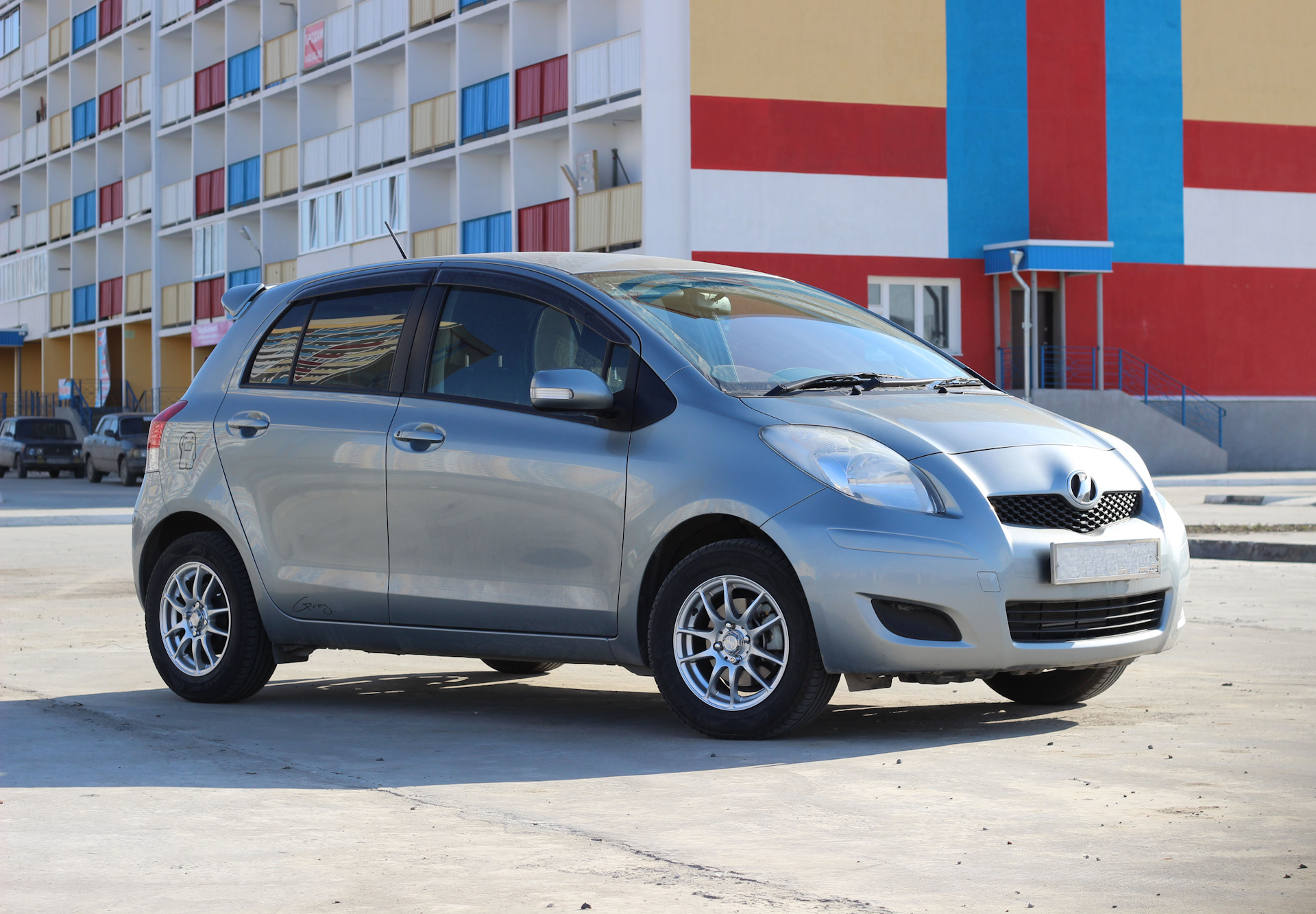 Toyota Vitz 2009 серый