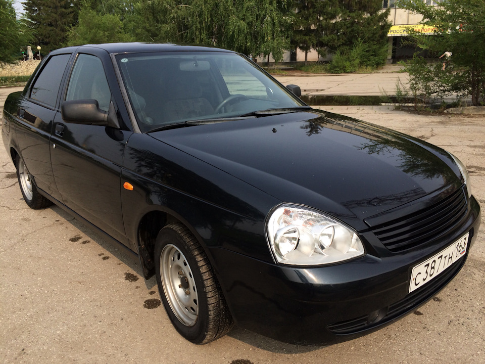 Lada Приора седан черная