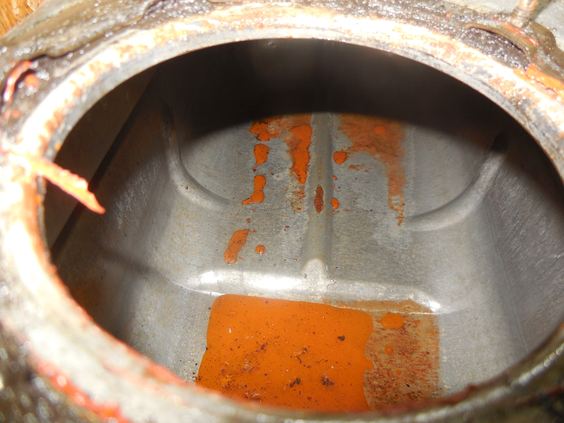 Ржавый бензобак. Очистка топливного бака от ржавчины. Ржавчина внутри бака. Заржавел бак. Следы коррозии на металле.