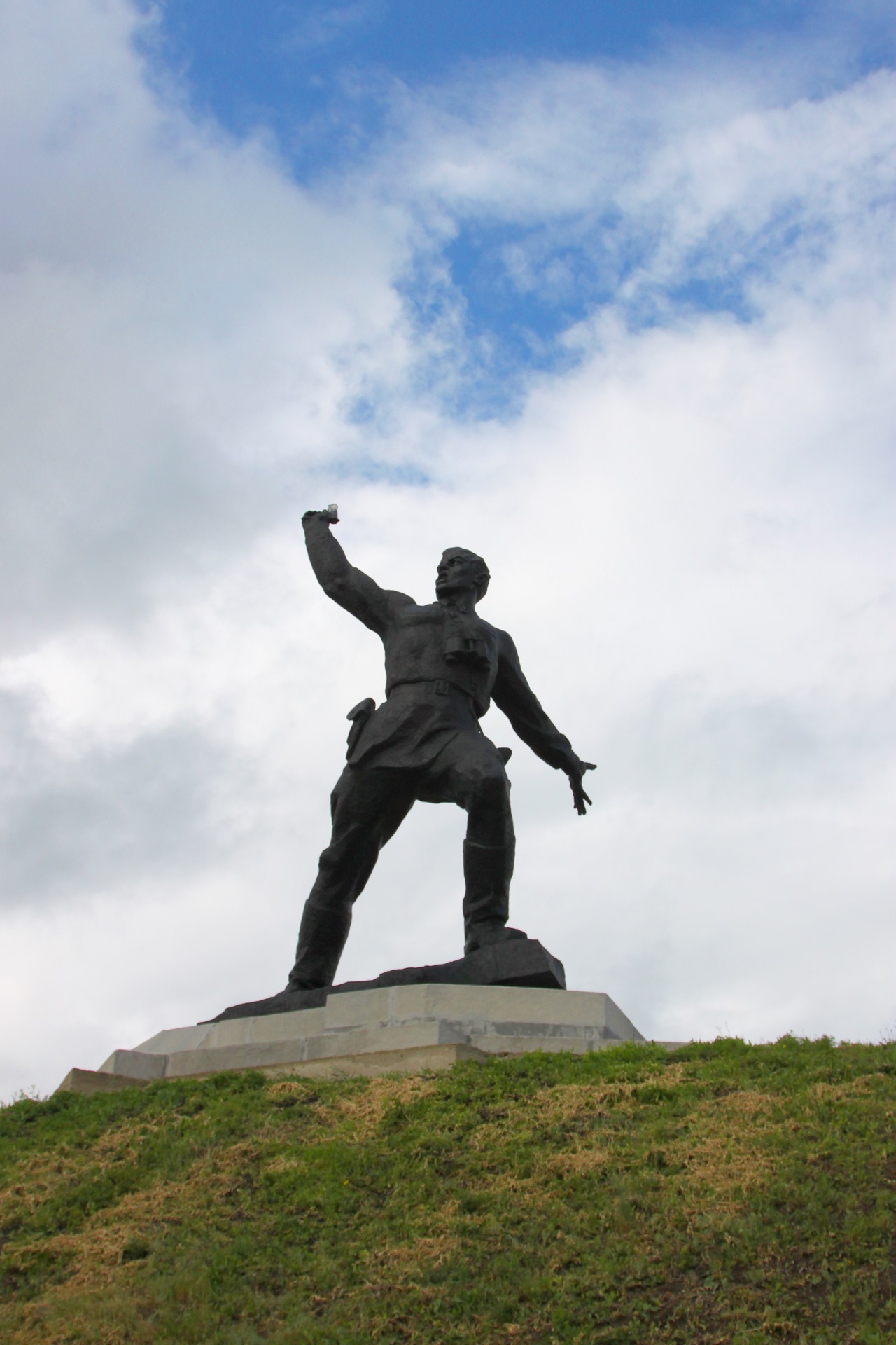 Славяносербск луганская. Памятник комбату в Славяносербске. Памятник комбату Луганская область. Славяносербский район памятник комбат. Славяносербск Луганская область.