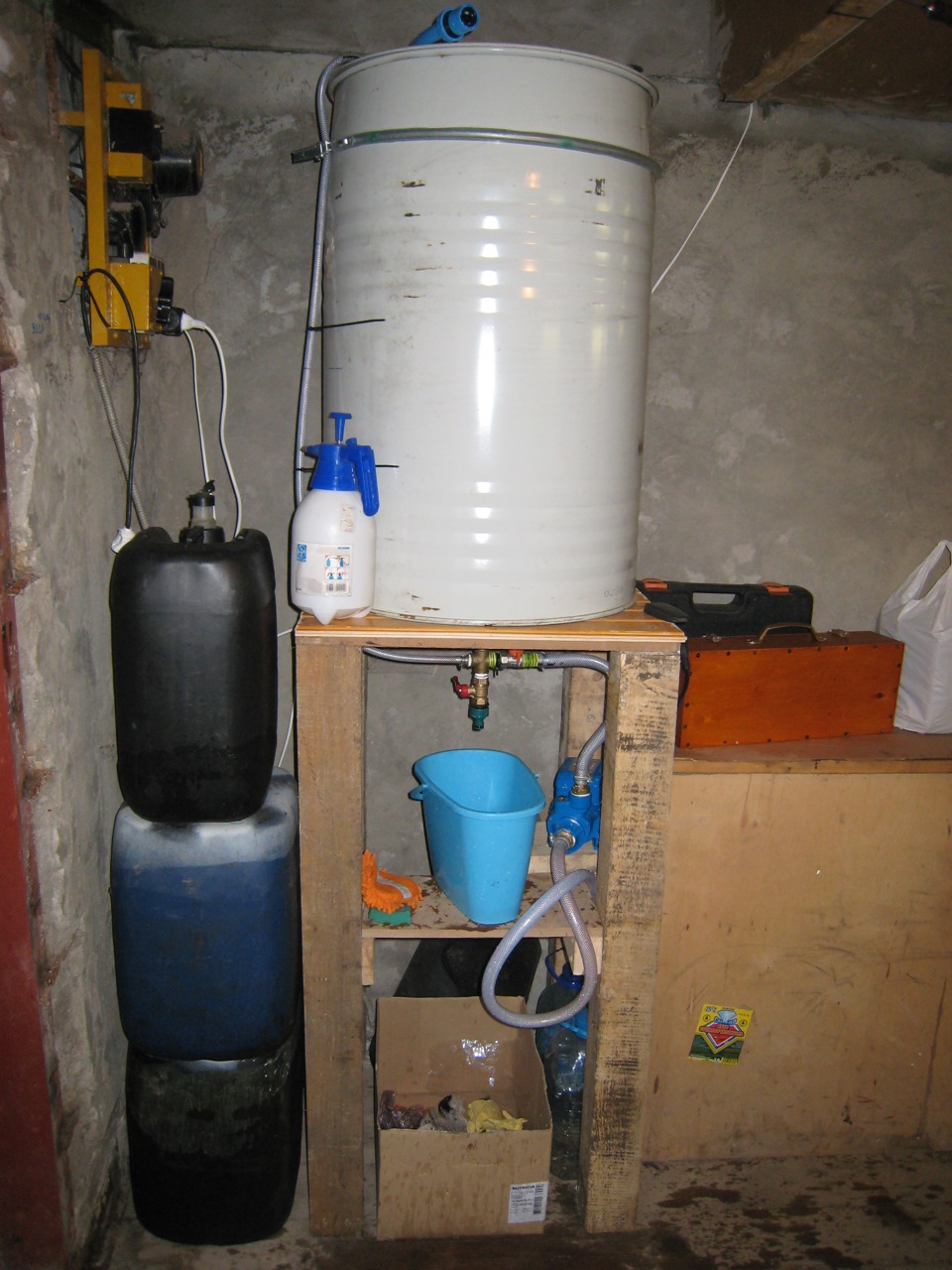 Подключить воду к бочке. Керхер в гараже без водопровода с баком для воды. Емкость для воды в гараж. Бак для воды в гараж. Бочка в гараже для мойки.