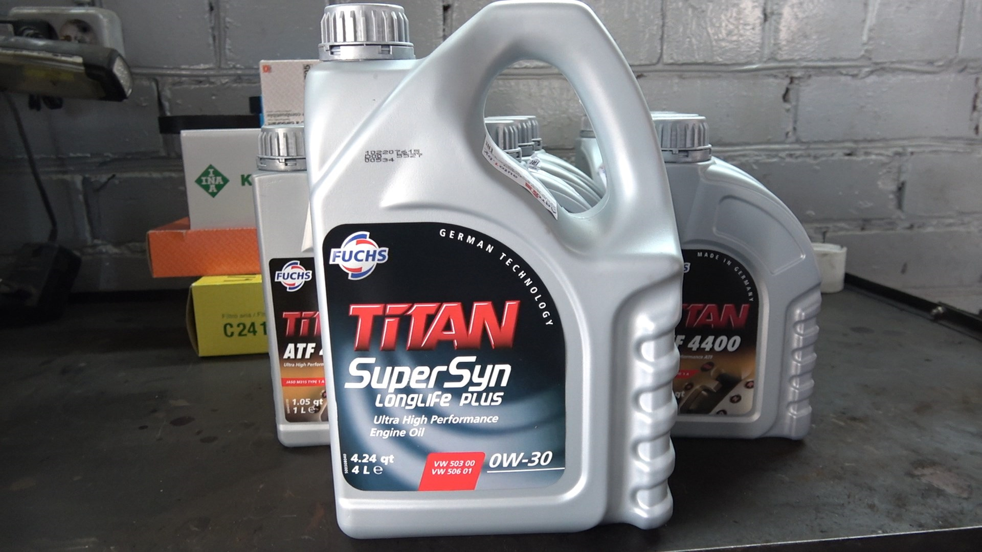 Fuchs titan supersyn. Масло Fuchs Titan плакат. Fuchs Titan 1l. 0016401007 Fuchs. Fuchs Titan mc10w 40 1l