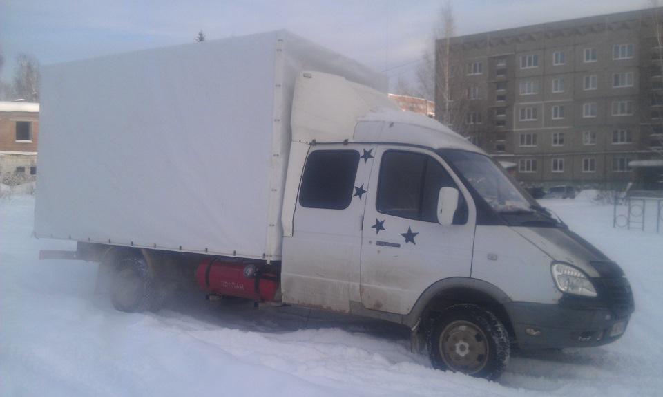 Газель 2.9. Гараж для газели. Валдай бычок. Газель гараж синдиката. Фотооборудование зади газеля зимой.