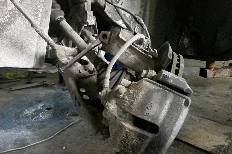 Переднюю левую стойку сняли без демонтажа цапфы. — Skoda Octavia A5 Mk2