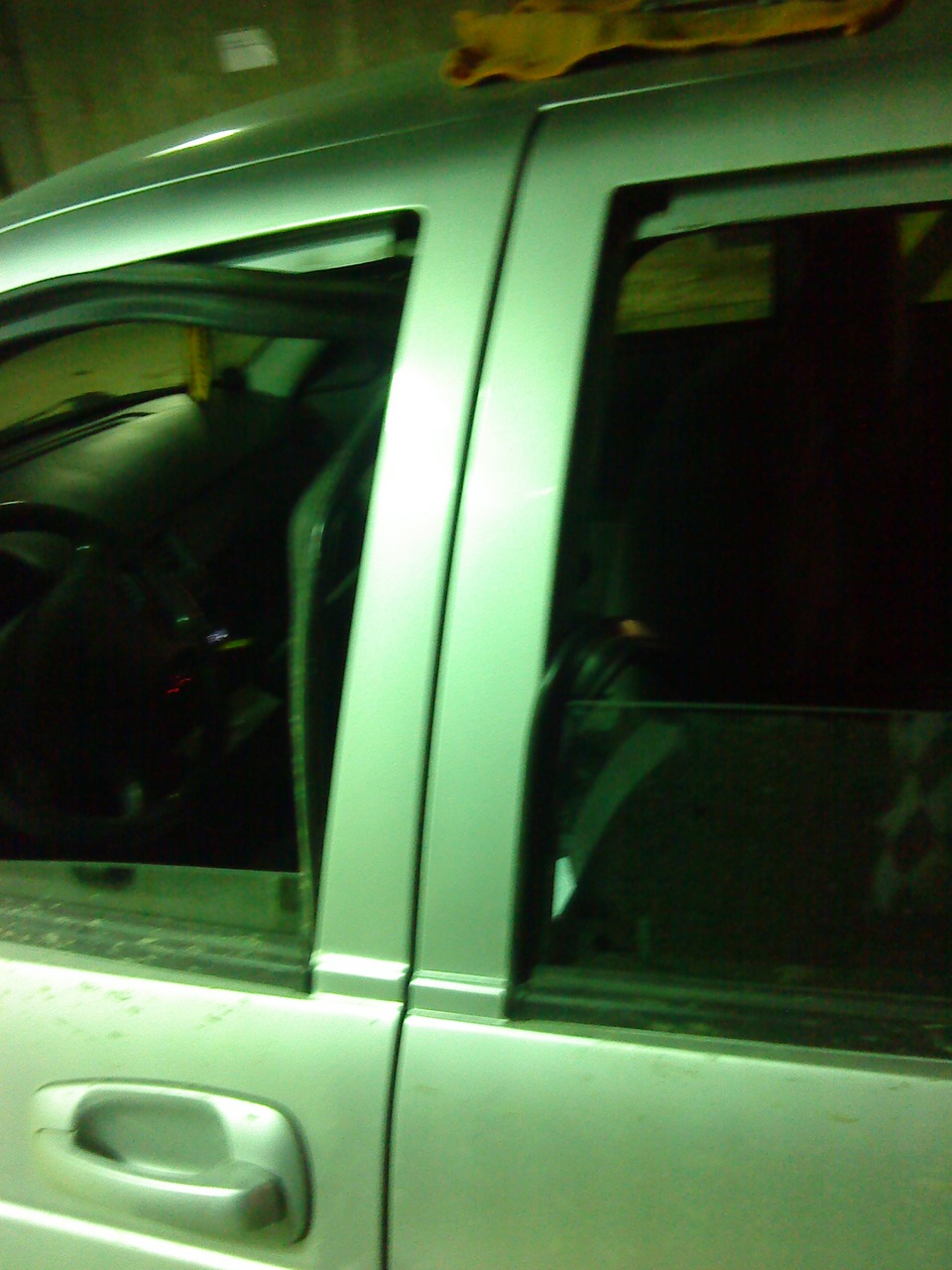 закатал дверйные стойки чёрной матовой плёнкой — Lada Приора хэтчбек, 1 ...