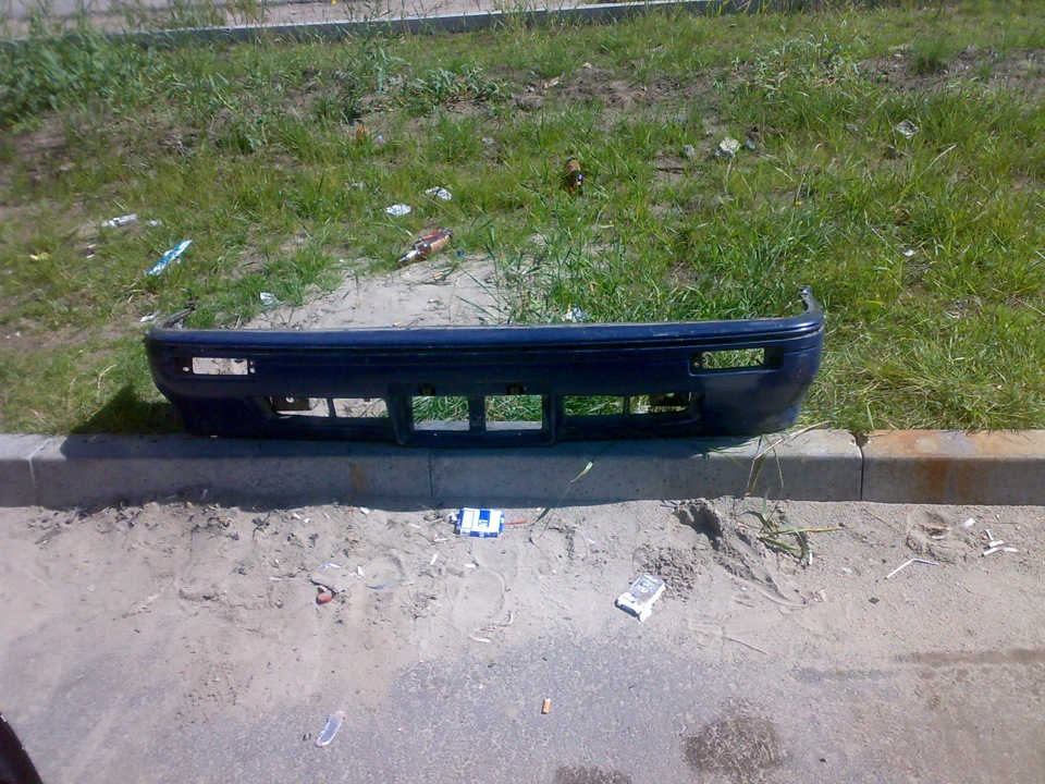 Решил поменять передний бампер потому что мой устал довольно сильно ...