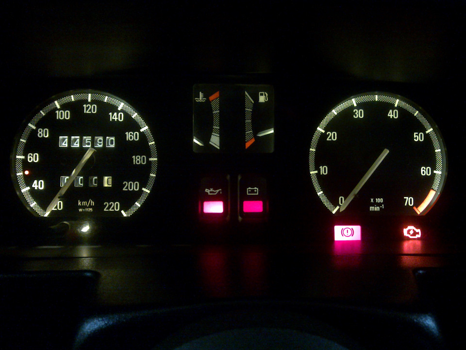 Не давали мне покоя лампы накаливания в подсветке панели приборов ...