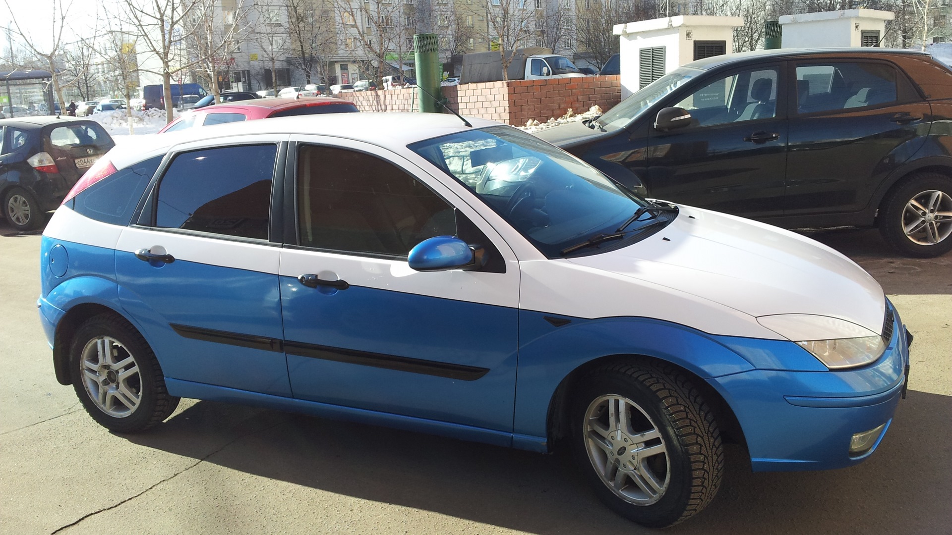 Синий Ford Focus 2 седан в пленке