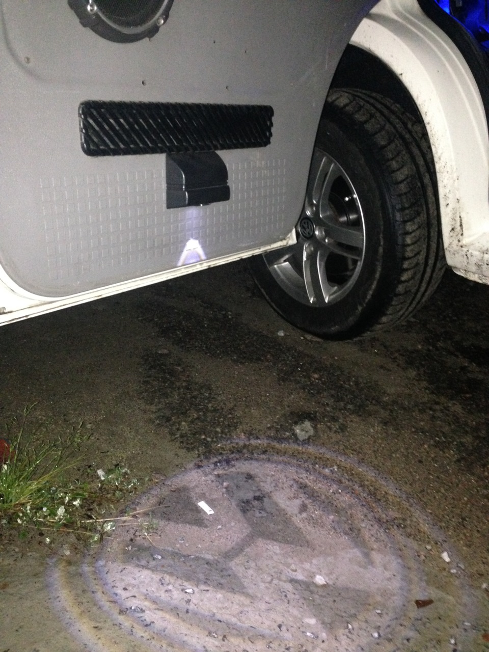 Подсветка дверей с лого VW — Volkswagen Transporter T4, 2,5 л, 2003 ...