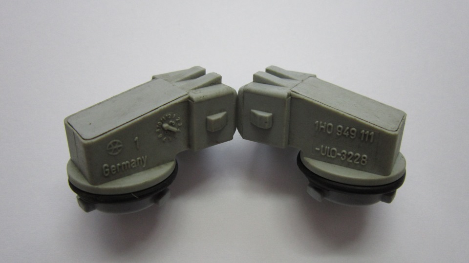 Патроны для плафонов указателя поворота от Golf 3 — Volkswagen Passat B3. Запчасти на фото: 1H0949111